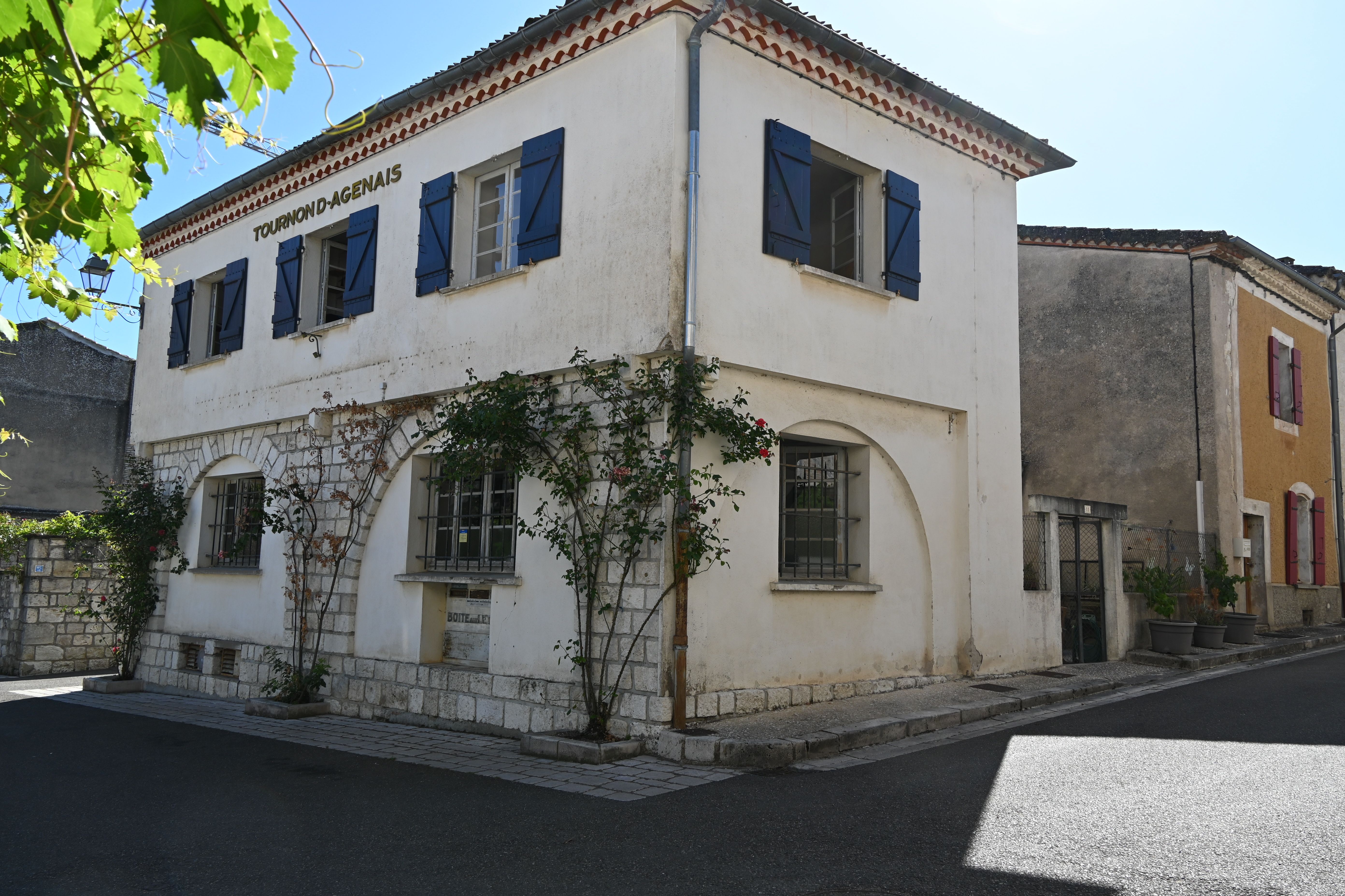 Former Post Office Renovated with Courtyard and Outbuilding in the Heart of Tournon-d’Agenais in Nouvelle-Aquitaine, Lot-et-Garonne (47) - Image 3