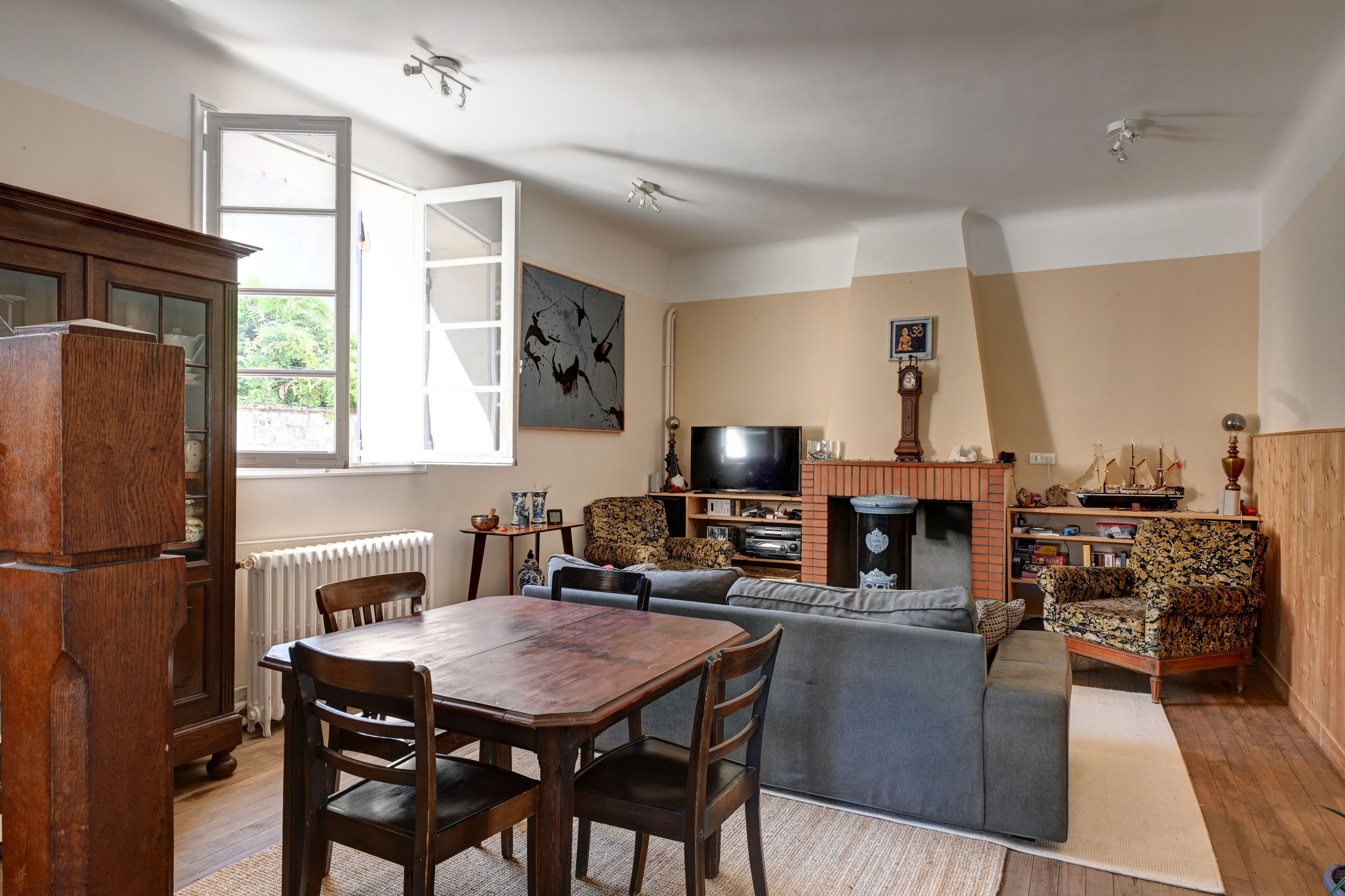 Former Post Office Renovated with Courtyard and Outbuilding in the Heart of Tournon-d’Agenais in Nouvelle-Aquitaine, Lot-et-Garonne (47) - Image 15