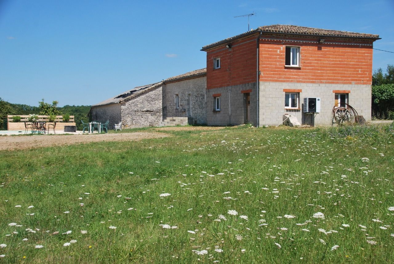 Property with two houses, swimming pool and outbuildings in None, None - Image thumbnail