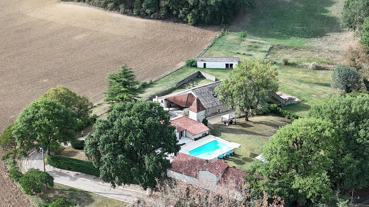 Maison 6 pièces 233 m² · à Valeilles · 233 m² · 1 500 €/mois